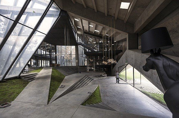 Hệ thống đèn thủy tinh hình cầu thả trần cũng là điểm nhấn khác biệt trong công trình này.