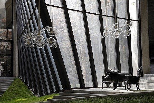 Còn đây là quang cảnh bên trong nhà máy, với lối thiết kế cổ điển cùng tông màu trắng xám làm chủ đạo.