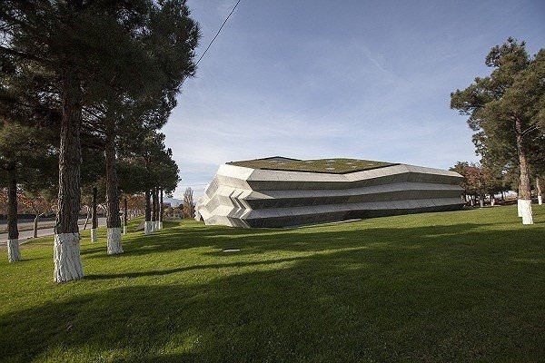 Phần tường mặt sau tòa nhà gây choáng ngợp với kiểu kiến trúc đường diềm gấp khúc.