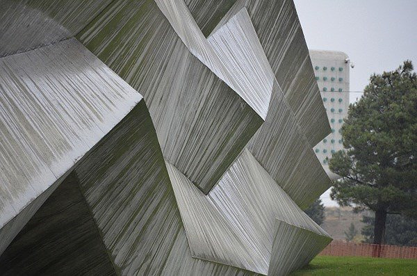 Phần thân ngoài công trình khoác lên mình các lớp kiến trúc bê tông đa giác lồi lõm trông rất kỳ quái.