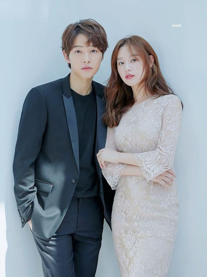 Song Joong Ki sinh năm 1985 và Kim Ji Won sinh năm 1992 từng có duyên hợp tác trong bộ phim Hậu duệ mặt trời trước đó. Trong phim Song Hye Kyo và Song Joong Ki là một đôi, nhưng có không ít những khán giả mong muốn tài tử họ Song và Kim Ji Won có thể đóng cặp trong phim mới. Khán giả Hàn Quốc bình luận trên Pann cho rằng Song Joong Ki và Kim Ji Won xứng đôi khi đứng cạnh nhau: "Đây là một tổ hợp nhan sắc vô địch", "Tôi mong sau Asadal Chronicles họ sẽ tiếp tục đóng với nhau trong một bộ phim hiện đại".