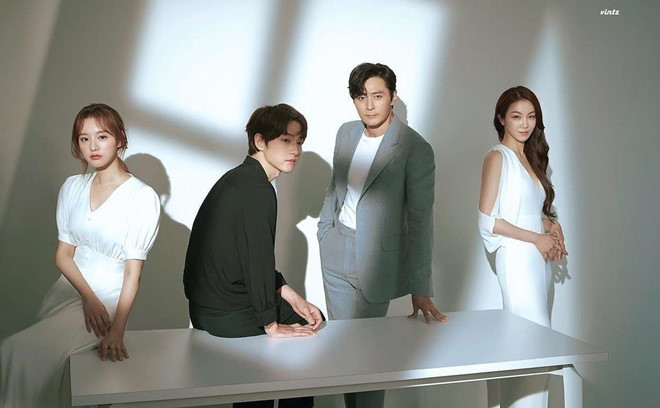 Ngoài hai diễn viên chính, trong bộ ảnh tạp chí còn có sự xuất hiện của tài tử Jang Dong Gun và nữ diễn viên Kim Ok Bin. Kim Ok Bin là người dính tin đồn ngoại tình với Song Joong Ki trong quá trình đóng phim, tuy nhiên cô lên tiếng phủ nhận. Ở bộ ảnh mới, Kim Ok Bin và Song Joong Ki né đứng cạnh nhau.