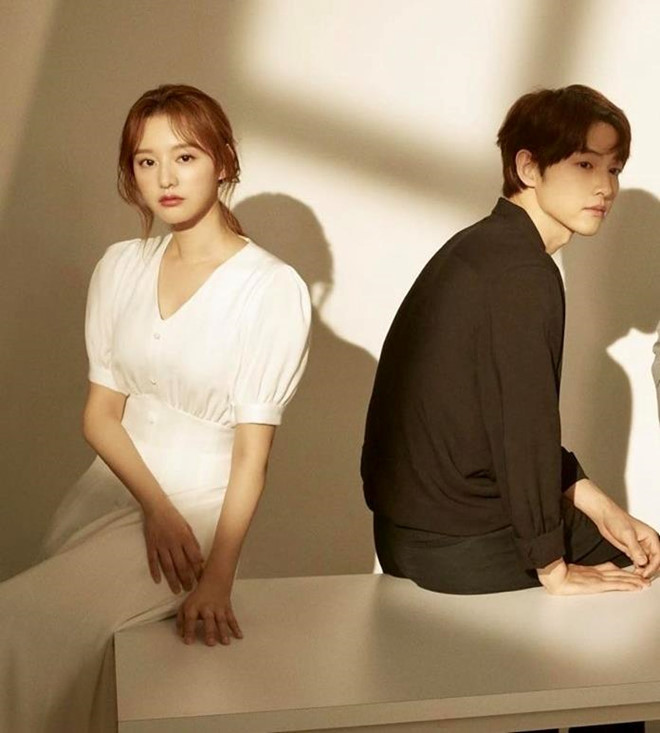 Song Joong Ki được khen ngợi điển trai, trẻ trung song tài tử bị nhận xét gầy gò hơn sau cuộc ly hôn sóng gió với Song Hye Kyo. Cặp đôi từng là vợ chồng quyền lực trong làng giải trí Hàn Quốc. Nhưng chỉ sau 20 tháng kết hôn, họ quyết định ly hôn trong sự ngỡ ngàng của người hâm mộ.