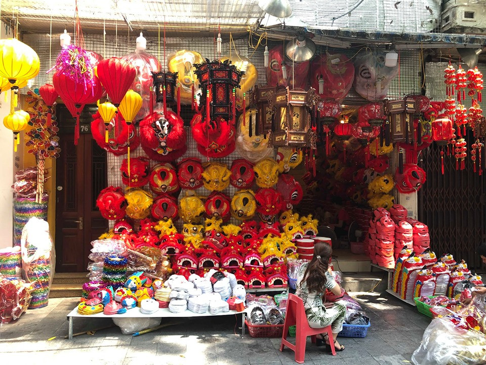 Theo quan sát, dễ dàng nhận thấy còn rất ít cửa hàng bán đồ vàng mã. Thay vào đó là các cửa hàng bày bán đồ phục vụ Tết Trung thu. Nhiều tiểu thương tại đây tiết lộ, người dân giờ đã quan niệm khác, không còn chuộng mua sắm "hàng khủng" cho ngày lễ Vu lan nữa nên nhu cầu mua sắm giảm hẳn. "Nhiều người bây giờ cho rằng đốt vàng mã là lãng phí, gây mất vệ sinh môi trường. Hơn nữa, báo hiếu cha mẹ, tổ tiên là phải từ tâm, chứ không chỉ là mua sắm lễ lớn. Do đó, ngày càng ít người sắm vàng mã cầu kỳ như trước", một chủ quán nói.