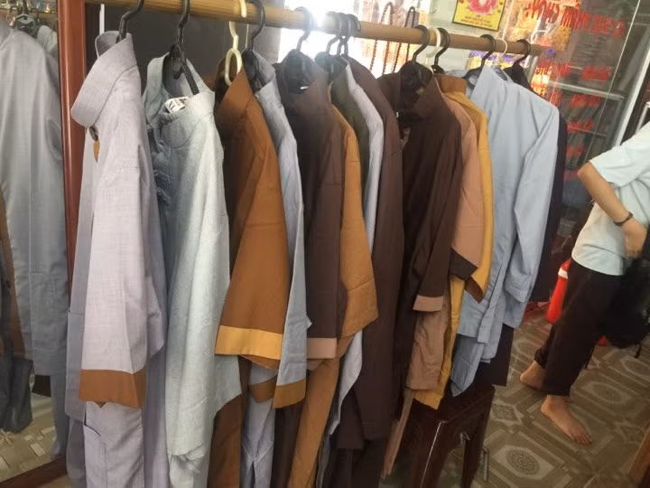 Chị Lan, chủ một cửa hàng chia sẻ: "giới trẻ giờ cũng rất chuộng áo phật tử khi lên chùa nên những bộ quần áo này rất hút khách. Tôi bán hàng quanh năm nhưng tháng 7 âm lịch là đông khách nhất , nhiều bạn trẻ còn đặt hàng cho cả nhóm luôn". Giá bán mỗi bộ quần áo dao động từ 100.000 đồng đến 300.000 đồng.