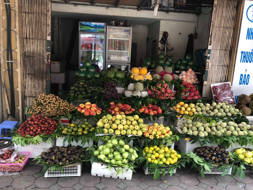 Bên cạnh vàng mã và đồ ăn chay thì hoa quả cũng là mặt hàng được tiêu thụ lớn trong dịp lễ sắp tới. Do đây là món đồ không thể thiếu để thờ cúng gia tiên. Theo ghi nhận của PV thì trên các tuyến phố Hà Nội, xuất hiện dày đặc các sạp bán hoa quả.