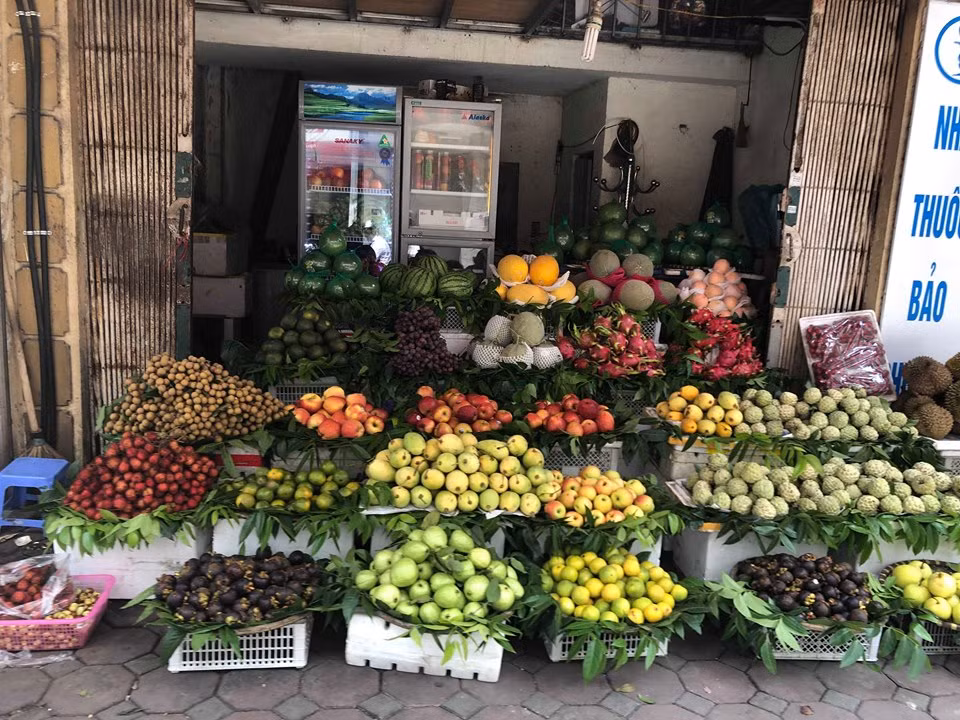 Bên cạnh vàng mã và đồ ăn chay thì hoa quả cũng là mặt hàng được tiêu thụ lớn trong dịp lễ sắp tới. Do đây là món đồ không thể thiếu để thờ cúng gia tiên. Theo ghi nhận của PV thì trên các tuyến phố Hà Nội, xuất hiện dày đặc các sạp bán hoa quả.