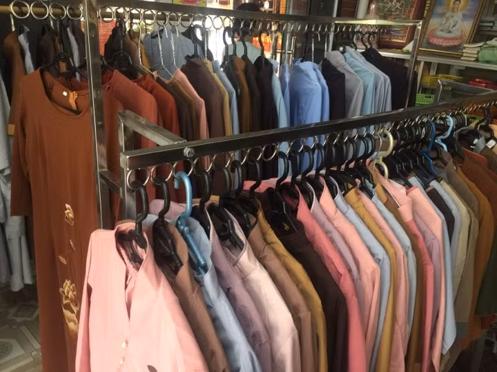 Thay vào việc đốt vàng mã thì nhiều người năm nay lại có xu hướng lên chùa để cúng rằm tháng 7. Điều này khiến nhu cầu mua quần áo phật tử nhiều hơn hẳn so với ngày thường.