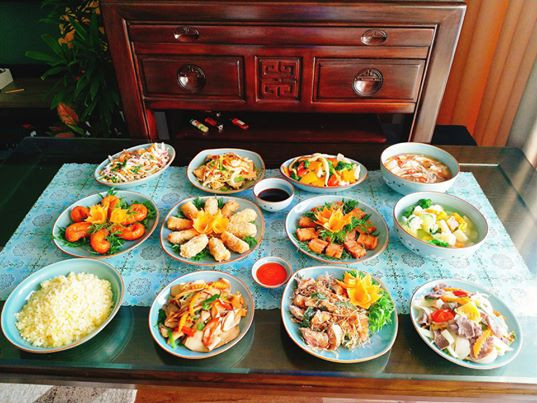 Tuy là cỗ chay nhưng giá tiền không hề thua kém những mâm cỗ sang trọng bình thường. Giá mỗi mâm từ 600.000 đồng đến 2.000.000 đồng. Do dịp lễ Vu Lan năm nay diễn ra vào ngày giữa tuần nên rất nhiều gia đình bận công việc, vì thế dịch vụ nấu cỗ chay càng được ưa chuộng. Nhiều cửa hàng cho biết, đến thời điểm này, họ đã "khóa sổ" không nhận khách nữa vì quá tải.