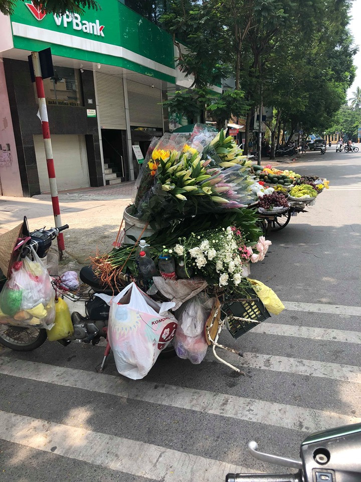 Hoa tươi cũng là mặt hàng đã tăng giá trong thời gian này. Cụ thể hoa cúc vàng có giá 7.000 đồng/bông, hoa hồng giá 10.000đồng/bông... Nhiều tiểu thương cho biết, hoa tăng giá nhẹ không chỉ là do nhu cầu của người tiêu dùng cao trong dịp Tết Vu lan mà còn do các làng trồng hoa vừa trải qua một đợt nắng nóng khiến lượng hoa giảm mạnh.