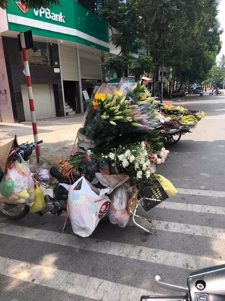 Hoa tươi cũng là mặt hàng đã tăng giá trong thời gian này. Cụ thể hoa cúc vàng có giá 7.000 đồng/bông, hoa hồng giá 10.000đồng/bông... Nhiều tiểu thương cho biết, hoa tăng giá nhẹ không chỉ là do nhu cầu của người tiêu dùng cao trong dịp Tết Vu lan mà còn do các làng trồng hoa vừa trải qua một đợt nắng nóng khiến lượng hoa giảm mạnh.