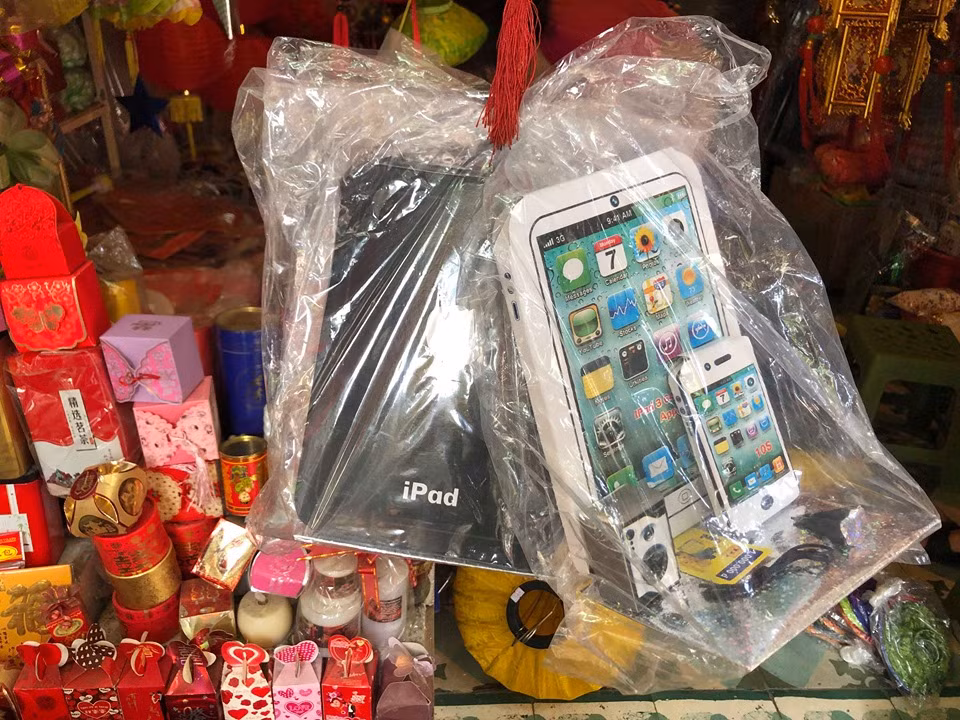 Thay vào đó, chỉ còn những món hàng đơn giản như quần áo, giày dép, với giá khá phải chăng, tầm từ 40.000 - 200.000 đồng/bộ.