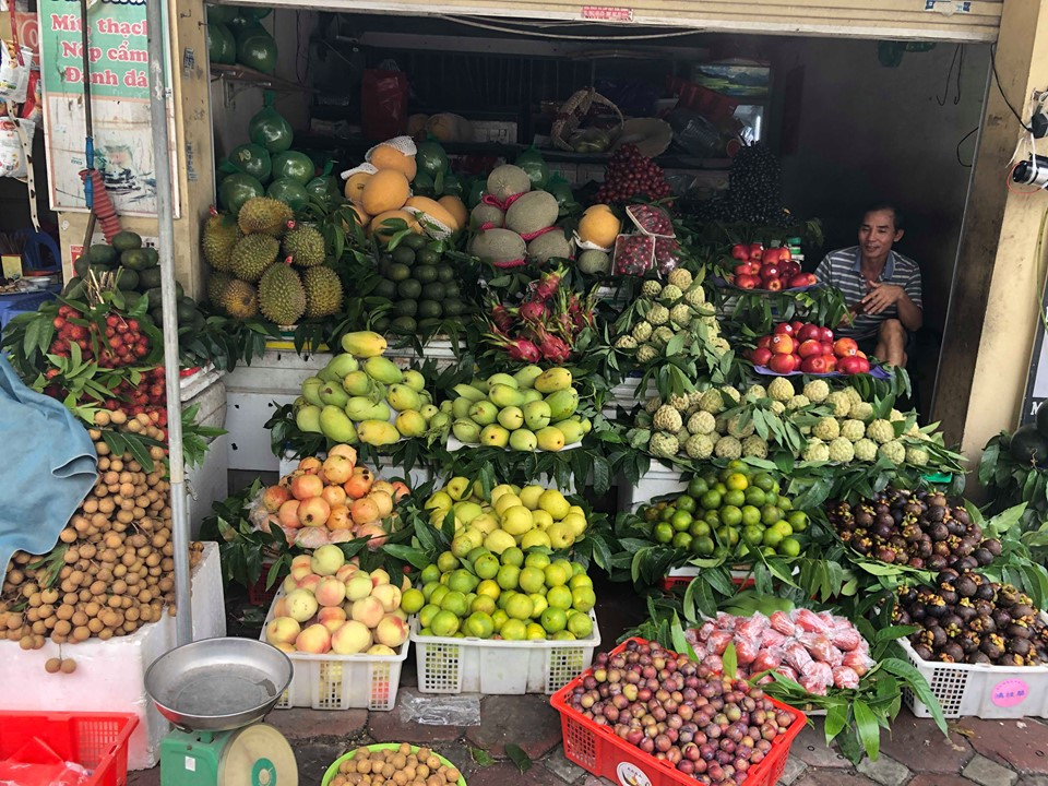 Giá cả những món hàng này đã tăng nhẹ so với thời điểm trước. Tuy vậy, khách hàng vẫn mua rất đông.