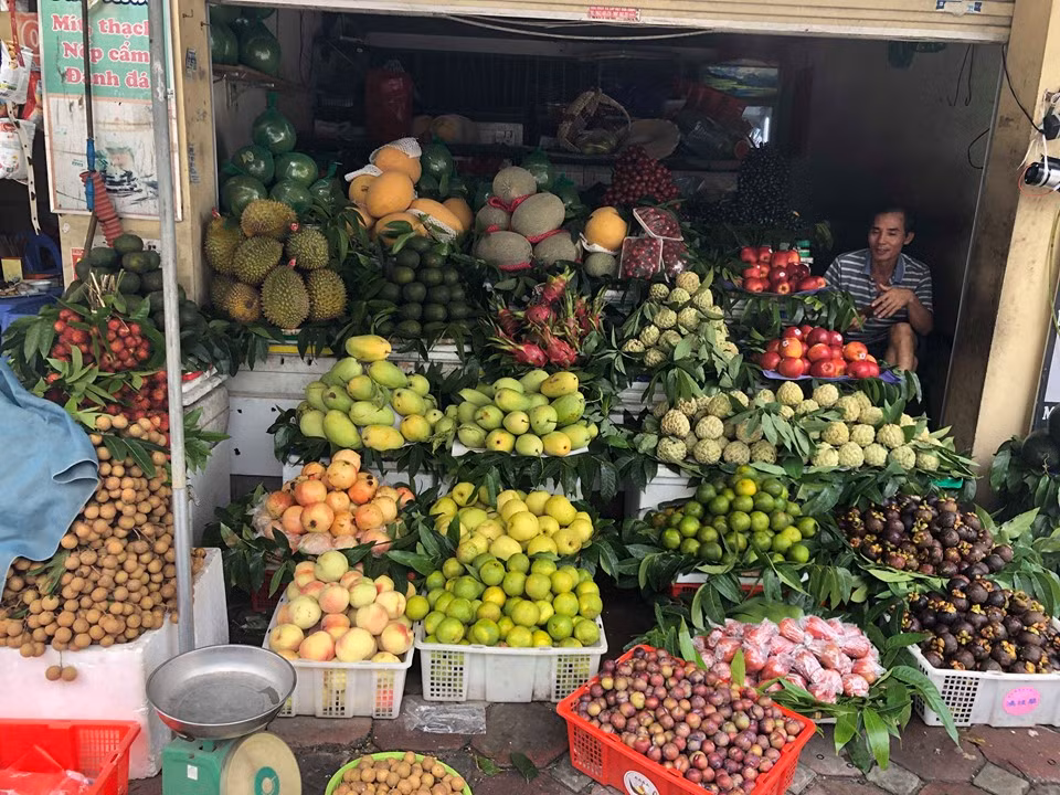 Giá cả những món hàng này đã tăng nhẹ so với thời điểm trước. Tuy vậy, khách hàng vẫn mua rất đông.