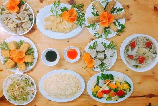 Trong lễ Vu Lan, những món đồ ăn chay luôn là mặt hàng bán chạy. Nắm bắt được xu hướng của thị trường, thời điểm này, nhiều cửa hàng đồ ăn chay tại Hà Nội giới thiệu những mâm cỗ chay phong phú, đa dạng.