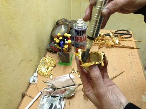 Sản phẩm đúc sau đó được đánh bóng và làm sạch bề mặt. Đây là một trong những công đoạn khó, đòi hỏi người thợ sự khéo tay, kinh nghiệm.