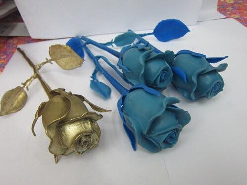 Sau khi xử lý, bông hoa được nhúng ngập sâu trong bể bạc… Theo các nghệ nhân mạ vàng, thời gian nhúng cũng phải được giám sát kỹ để đảm bảo chất lượng hoa được tốt nhất.