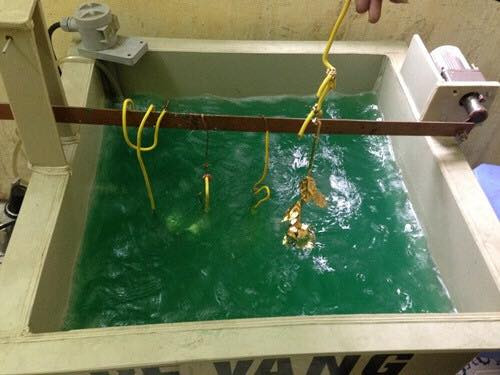 Sau khi có mẫu sáp và tạo ra bông hồng bằng sáp, công đoạn tiếp theo là đúc. Chất liệu để đúc những bông hồng này là đồng, bạc trắng, vàng nguyên khối, tùy nhu cầu đặt hàng.