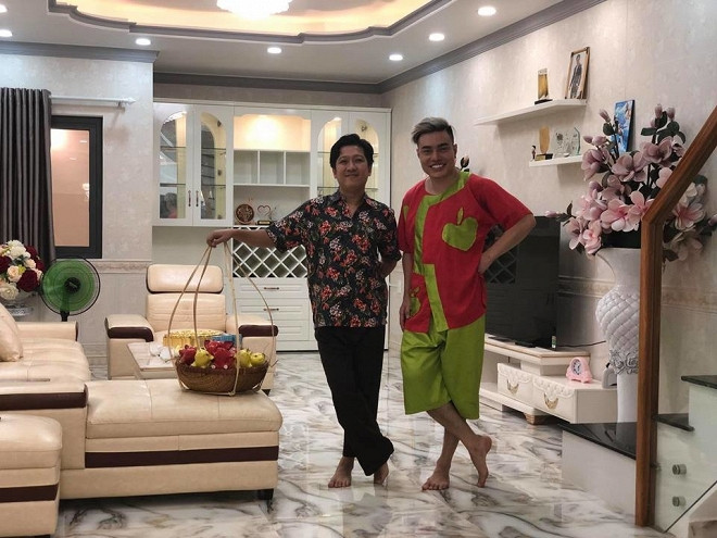 Vì mới chuyển qua nhà mới nên bạn bè Lê Dương Bảo Lâm chưa đến chơi nhiều. Vị khách đầu tiên đến chơi, thăm nhà và dùng bữa với vợ chồng Lê Dương Bảo Lâm là danh hài Trường Giang. Nhà của Lê Dương Bảo Lâm có màu trắng làm chủ đạo, những vật dụng trong nhà đều do chính tay anh và bà xã trang trí.