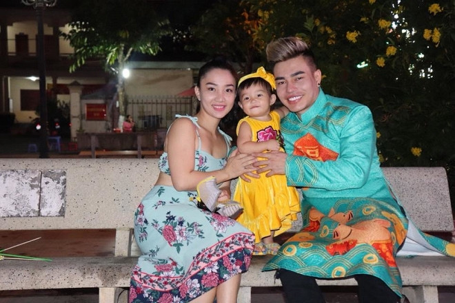 Bà xã Quỳnh Anh được biết là quản lý kiêm luôn tài xế của Lê Dương Bảo Lâm. Sau nhiều năm sống nhà thuê, cuối cùng vợ chồng anh cũng đã được ở trong tổ ấm mới khang trang hơn.