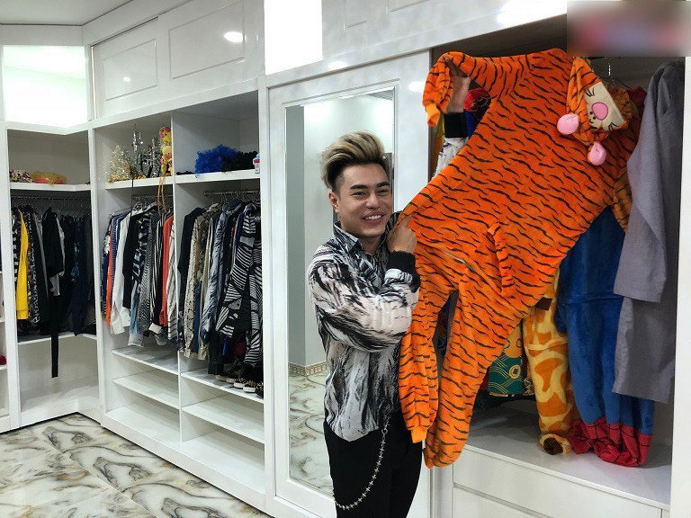 Anh dành hẳn một căn phòng rộng để cất giữ trang phục đi diễn và đồ mặc thường ngày. Xen lẫn với những chiếc áo sơ mi là những bộ đồ hóa trang với đầy đủ màu sắc để phục vụ cho công việc livestream của anh mỗi tối.