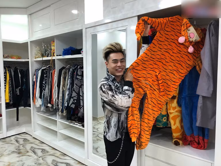 Anh dành hẳn một căn phòng rộng để cất giữ trang phục đi diễn và đồ mặc thường ngày. Xen lẫn với những chiếc áo sơ mi là những bộ đồ hóa trang với đầy đủ màu sắc để phục vụ cho công việc livestream của anh mỗi tối.
