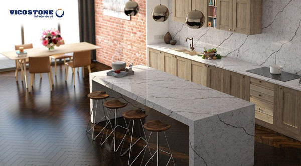 Họa tiết vân đá từ đá gốc thạch anh cao cấp Vicostone làm điểm nhấn cho căn bếp có thiết kế “minimalist” tối giản hiện đại.