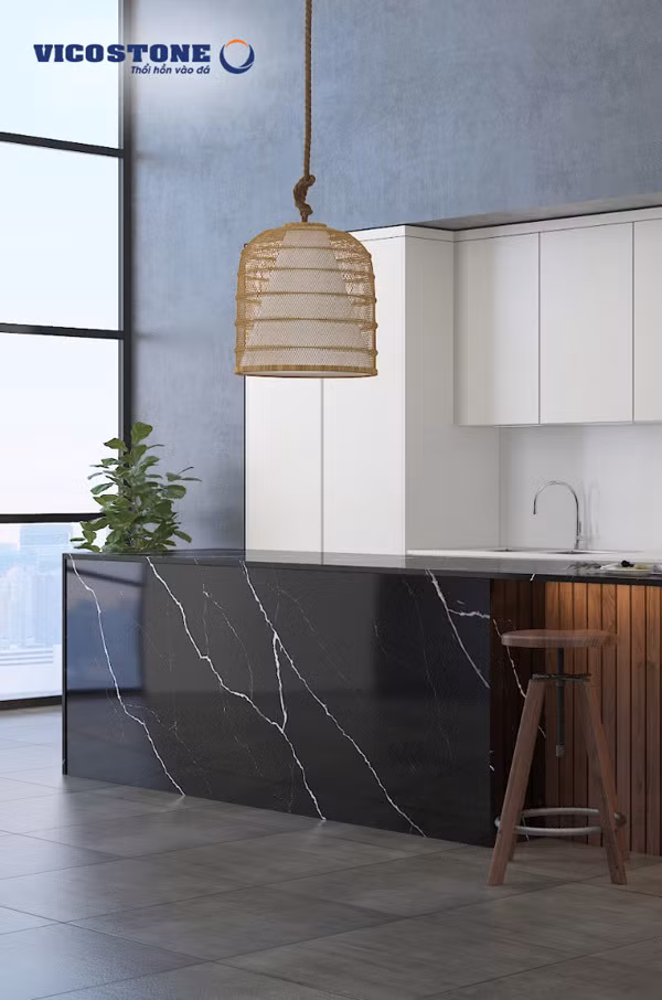 Đảo bếp làm từ mặt đá Vicostone là điểm nhấn sáng tạo cho không gian bếp gia đình.