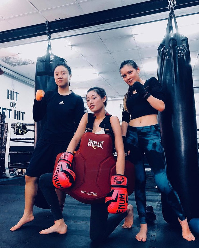 Bề ngoài nhẹ nhàng nhưng ít ai biết Khánh Vân đam mê tập võ. Cô theo học boxing, Muay Thái nhiều năm qua. Nhờ đó, hoa hậu sở hữu sức bền và năng lượng tích cực.