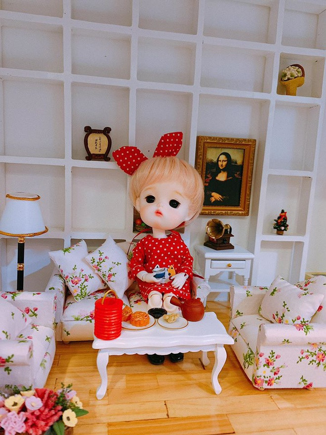 Một trong những thú vui ngộ nghĩnh của Khánh Vân là chơi búp bê. Người đẹp sở hữu bộ sưu tập búp bê đáng yêu. Cô thường xuyên may vá, sắp đặt các mô hình cho búp bê vô cùng dễ thương.