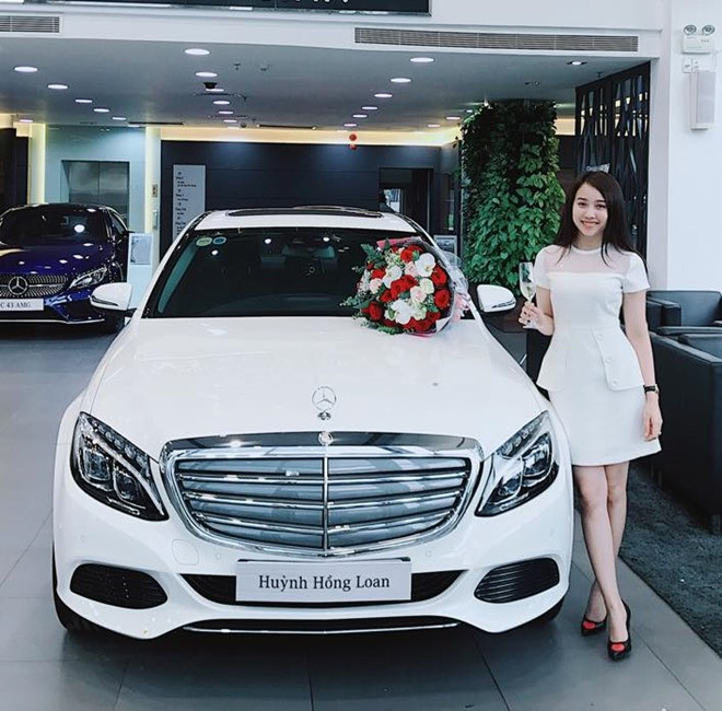 Được biết dù chỉ mới 25 tuổi, "người tình màn ảnh" Sơn Tùng M-TP đã tậu được xế hộp, mua được nhà riêng, tự chủ về kinh tế và cuộc sống của bản thân.