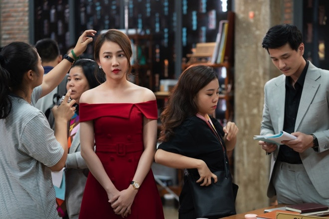 "Tiệm ăn Dì ghẻ" kể về Tuyết Ngọc (Dương Cẩm Lynh), một người mẹ đơn thân và là chủ của tiệm ăn mang tên Dì ghẻ. Mọi chuyện thay đổi khi người chồng cũ tên Minh (Quang Tuấn) quay trở về khi mới ra tù. Lúc này, Thắng (Huỳnh Anh), thanh mai trúc mã của Ngọc trở về, hiện là một doanh nhân thành đạt và có cô bạn gái xinh đẹp Cúc (Huỳnh Hồng Loan). Vì chưa quên được tình cũ, Thắng muốn nối lại tình xưa với Ngọc. Điều này vô tình khiến Cúc phải đấu tranh giành lại tình yêu của mình.