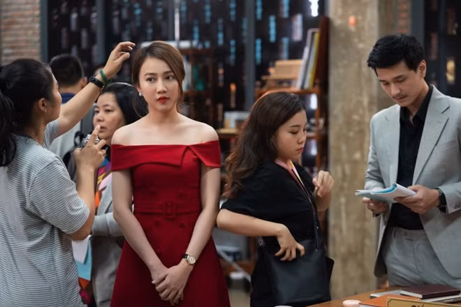 "Tiệm ăn Dì ghẻ" kể về Tuyết Ngọc (Dương Cẩm Lynh), một người mẹ đơn thân và là chủ của tiệm ăn mang tên Dì ghẻ. Mọi chuyện thay đổi khi người chồng cũ tên Minh (Quang Tuấn) quay trở về khi mới ra tù. Lúc này, Thắng (Huỳnh Anh), thanh mai trúc mã của Ngọc trở về, hiện là một doanh nhân thành đạt và có cô bạn gái xinh đẹp Cúc (Huỳnh Hồng Loan). Vì chưa quên được tình cũ, Thắng muốn nối lại tình xưa với Ngọc. Điều này vô tình khiến Cúc phải đấu tranh giành lại tình yêu của mình.