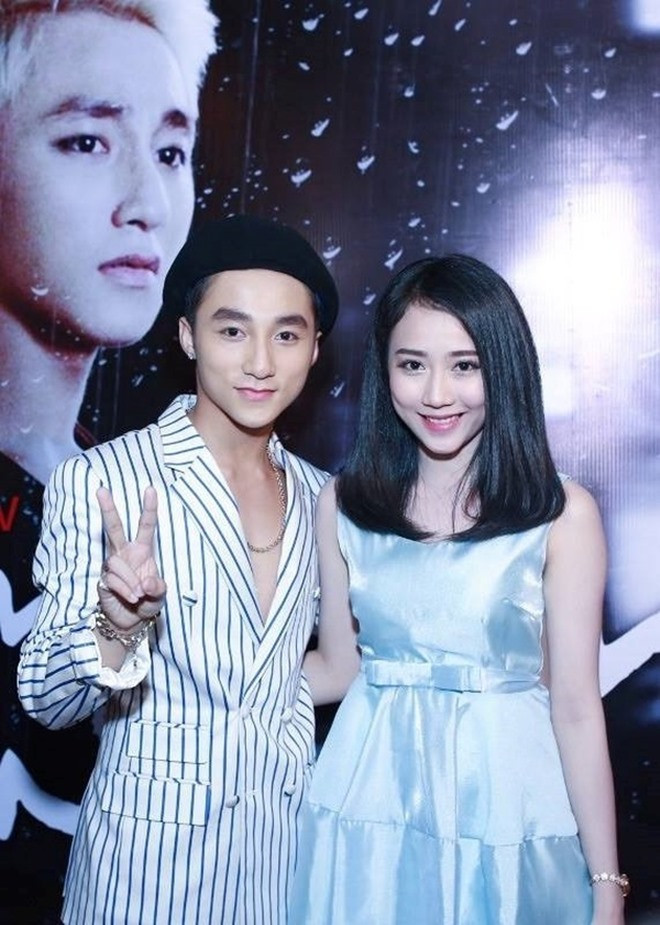 Sở hữu vẻ ngoài mảnh mai, dịu dàng nên việc nữ diễn viên họ Huỳnh đảm nhận vai phản diện khiến nhiều khán giả vừa bất ngờ vừa bày tỏ sự tò mò, thích thú. Trước đây, cô từng gây ấn tượng với vai nữ chính trong MV "Âm thầm bên em" 2015 của Sơn Tùng M-TP với hình ảnh trong sáng, dễ thương. Biệt danh "người tình màn ảnh" Sơn Tùng cũng gắn liền với tên tuổi của Huỳnh Hồng Loan sau MV nổi tiếng. Sau 5 năm, Hồng Loan đã dần chứng tỏ được bản thân mình ở lĩnh vực diễn xuất, kinh doanh.