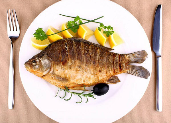 Dieu cam ki khi an ca, can than keo nap chat doc vao nguoi