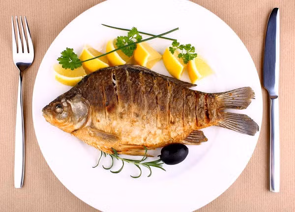 Dieu cam ki khi an ca, can than keo nap chat doc vao nguoi