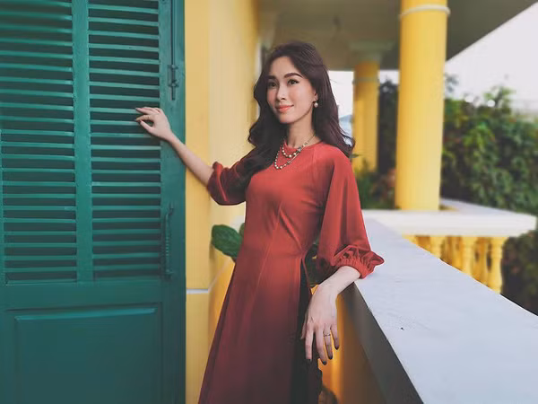 Không chỉ vậy, nàng Hậu còn khoe khéo ông chồng tâm lý khi sẵn sàng là tay máy cho vợ "diễn" trong quán cafe. Tình cảm ngọt ngào của hai vợ chồng khiến rất nhiều người ghen tị.