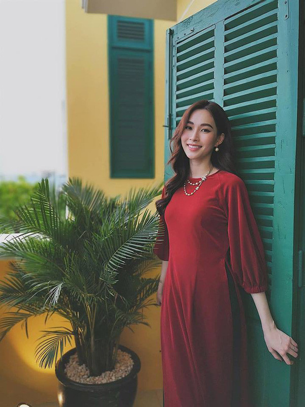 Trong loạt ảnh mới, hoa hậu Thu Thảo diện áo dài nhung khoe khéo thân hình mảnh mai. Có vẻ như không cần phải giải thích gì nhiều, loạt ảnh này đã trả lời cho nghi vấn mang thai của người đẹp thời gian gần đây.