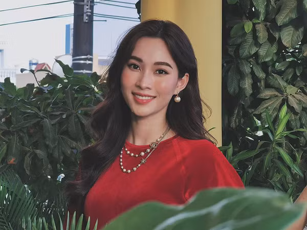 Với vòng eo thon nhỏ, Thu Thảo đã phủ nhận hoàn toàn thông tin mang thai lần 2. Bà mẹ 1 con nhận được rất nhiều lời khen ngợi cho nhan sắc càng ngày càng mặn mà của mình.