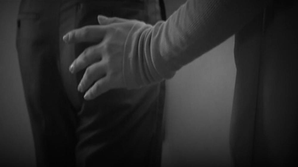 Nu CEO 53 tuoi ep buoc nhieu thuc tap sinh nam quan he tinh duc