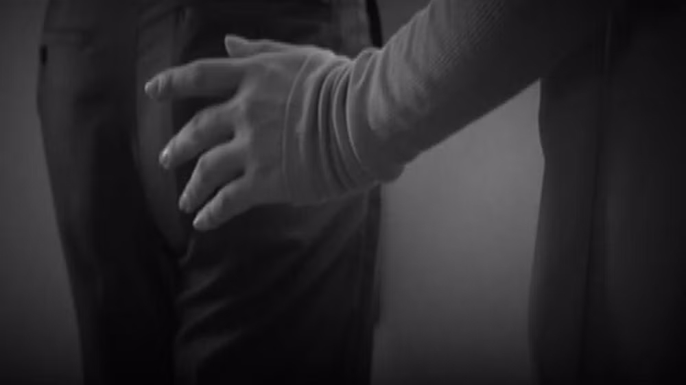 Nu CEO 53 tuoi ep buoc nhieu thuc tap sinh nam quan he tinh duc