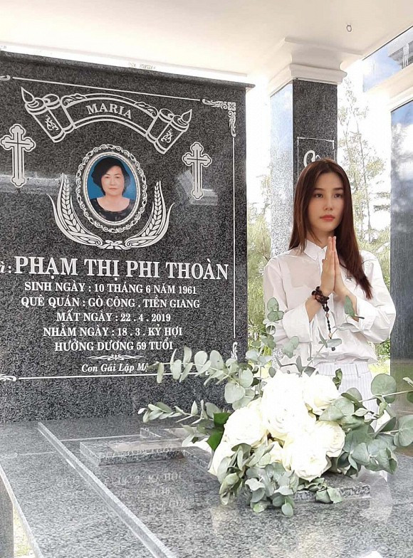 Diem My 9X khoc nuc no ben nguoi than trong le 49 ngay cua me