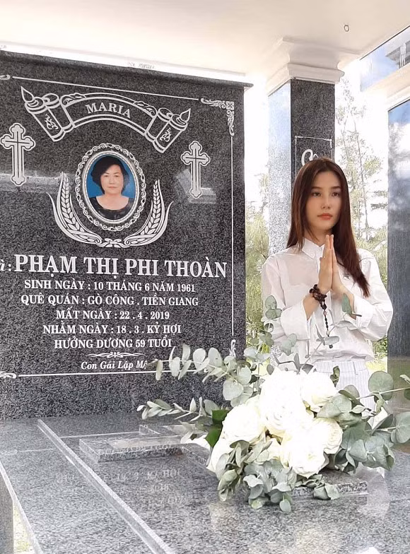 Diem My 9X khoc nuc no ben nguoi than trong le 49 ngay cua me