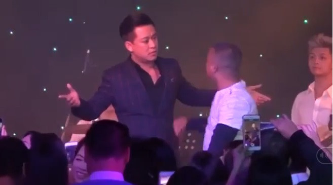 Trước đó, nam ca sĩ Tuấn Hưng rơi vào trường hợp tương tự khi bất ngờ bị một khán giả đi lên gây sự và giật phăng chiếc mic khỏi tay. Trước hành động này, Tuấn Hưng chỉ giơ hai tay bày tỏ sự ngạc nhiên vì không hiểu vì sao người đó lại làm vậy. Sau vụ việc, Tuấn Hưng cho hay, vị khán giả kia vì không muốn nghe mình hát nên có hành động bất ngờ này.