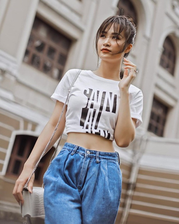 Năm 2011, Đông Nhi được phen hoảng hồn trong một lần đi diễn tỉnh. Khi cô đang cao hứng hát ca khúc "Bối rối" thì một khán giả nam chạy lên sân khấu ôm ghì rồi cưỡng hôn. Nữ ca sĩ đã cố gắng né tránh nhưng fan cuồng nhất quyết không chịu buông tha cho đến khi lực lượng an ninh có mặt.