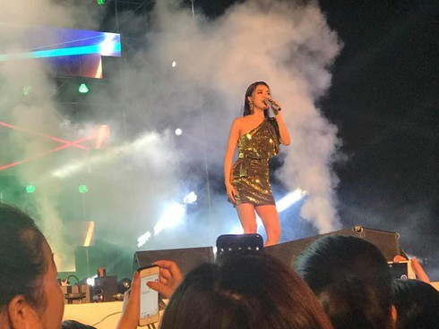 Tối 27/10, Bích Phương đã bất ngờ gặp sự cố hy hữu khi bị một khán giả nam lên sân khấu "cướp" mic khi đang trình diễn bài hát "Đi Đu Đưa Đi". Người đàn ông này cho biết, anh là một khán giả xem nhạc và đang bị lạc mất con nên hốt hoảng muốn thông báo nhờ mọi người tìm giúp. Bích Phương khá ngạc nhiên khi bị giật mic. Tuy nhiên, cô cũng thông cảm cho vị khán giả này bởi anh chỉ muốn nhanh chóng tìm thấy con mình.