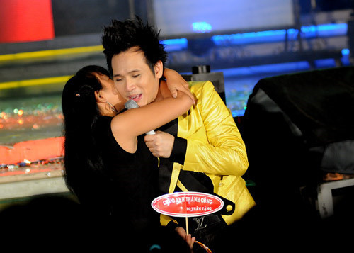 Trong đêm nhạc diễn ra hồi tháng 10/2011, hàng loạt fan nữ quá khích đã ùa lên sân khấu để cưỡng hôn Nguyên Vũ. Ban đầu, nam ca sĩ còn cố gắng giữ nét mặt bình thản, vui vẻ nhưng sau đó cũng đành di chuyển tới chỗ khác.