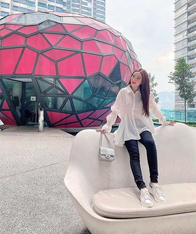 Cách đây không lâu, Bảo Thy cũng gây tranh cãi khi đặt giày lên ghế ngồi. Hành động vô tư của "Công chúa bong bóng" nhận về cái nhìn tiêu cực từ công chúng. Nữ ca sĩ đã nhanh chóng lên tiếng thanh minh sau đó, là vì trời mưa nệm ướt nên anh bảo vệ đã chỉ đạo cô ngồi hẳn lên như thế. Nhưng dù được bảo vệ cho phép, thì sự việc lần này cũng ảnh hưởng ít nhiều đến Bảo Thy, vô tình đưa cô vào danh sách những sao Việt có hành động kém duyên nơi công cộng.