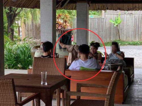 Á hậu Huyền My cũng từng gây nhiều tranh cãi với dáng ngồi bị cho là phản cảm. Theo đó, nàng hậu đang ngồi nghịch điện thoại, thoải mái vắt chân cao quá đầu. Đặc biệt phía đối diện Huyền My vẫn có người ngồi, và rõ ràng với góc nhìn này thì tư thế của người đẹp khá phản cảm.