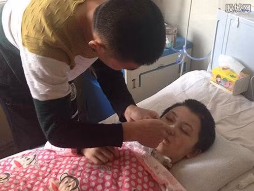 Kẻ vũ phu đội lốt soái ca chăm sóc bạn gái tận tình trong viện Ke vu phu doi lot soai ca cham soc ban gai tan tinh trong vien